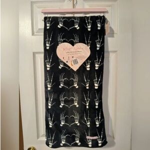 Betsey Johnson NWT Skeleton Heart Hands 50 × 60 Inch Plush Throw Blanket
